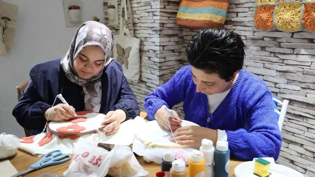 Adana’da Dikiş Makinesiyle İlk Kez Tanıştı: Şimdi Siparişlere Yetişemiyor! 7